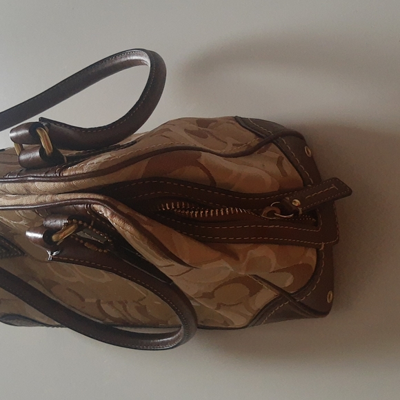 Coach Hamptons Signature Purse - Picture 5 of 12